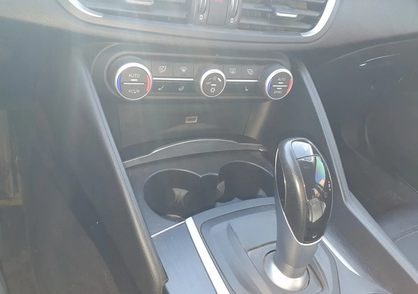 Alfa Romeo Giulia cena 83000 przebieg: 34100, rok produkcji 2017 z Legionowo małe 154
